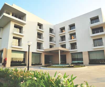 https://imgcld.yatra.com/ytimages/image/upload/t_hotel_yatra_city_desktop/v1450097562/Domestic Hotels/Hotels_Ahmedabad/Hotel Krsna Lila/Overview.jpg